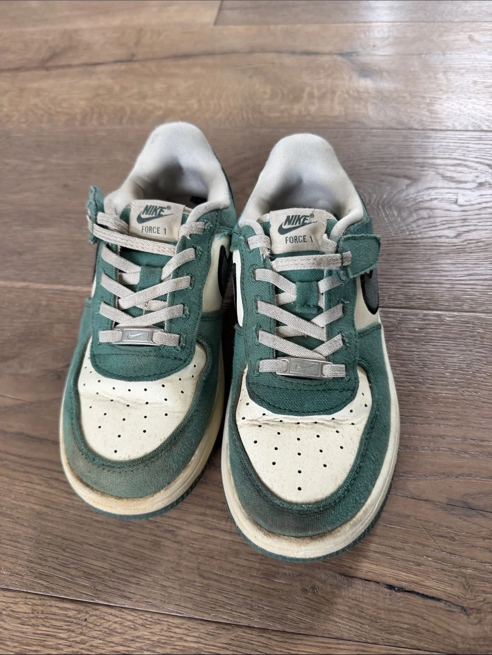 Nike Kids Force 1 Low Sneakers in Green and Cream
